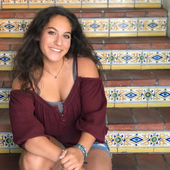 Meet your Posher, Julia - Picture 2 of 2